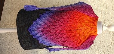 Gehäkeltes dreieckiges Tuch mit Blattmuster und Farbverlauf in Lila, Pink und Orange auf Schneiderbüste