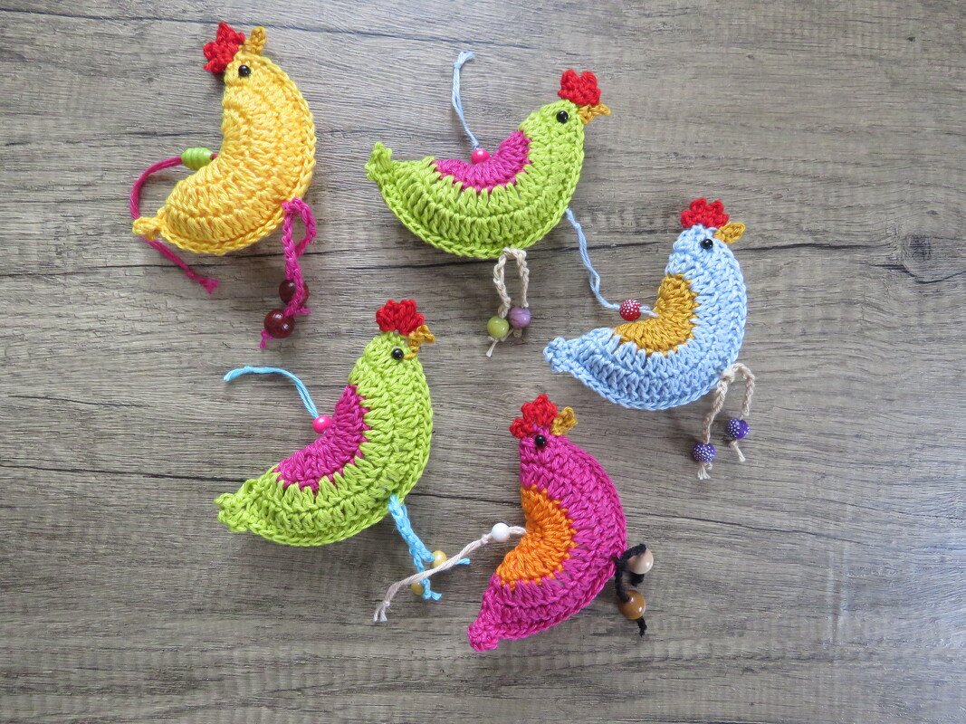 Fünf bunt gehäkelte Vogelanhänger mit Perlen und Aufhängeschlaufen
