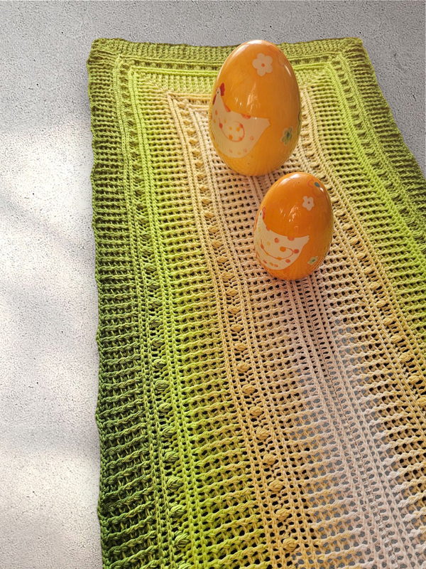 Gehäkelter Tischläufer Grün zu Creme mit Noppenmuster und zwei orangefarbenen Ostereiern