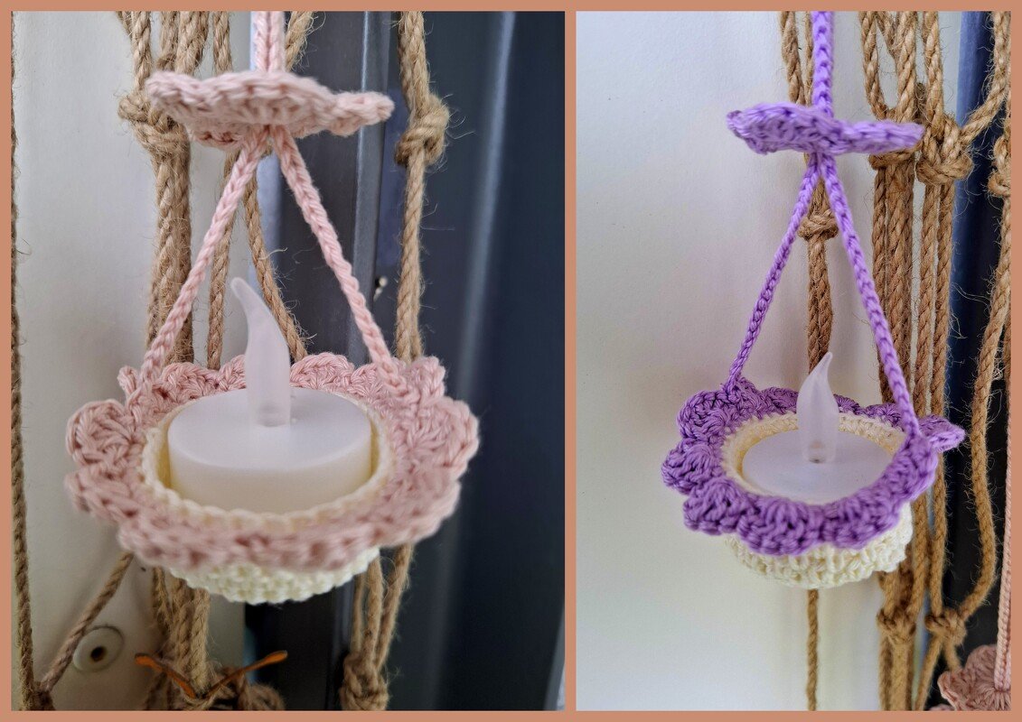 Zwei handgehäkelte Hänge-Teelichthalter in Rosa und Lila, jeweils mit flammenlosem Teelicht