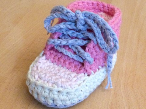 Häkelanleitung für ein Kinderspielzeug "Motorik-Schuh" Knoten & Schleife