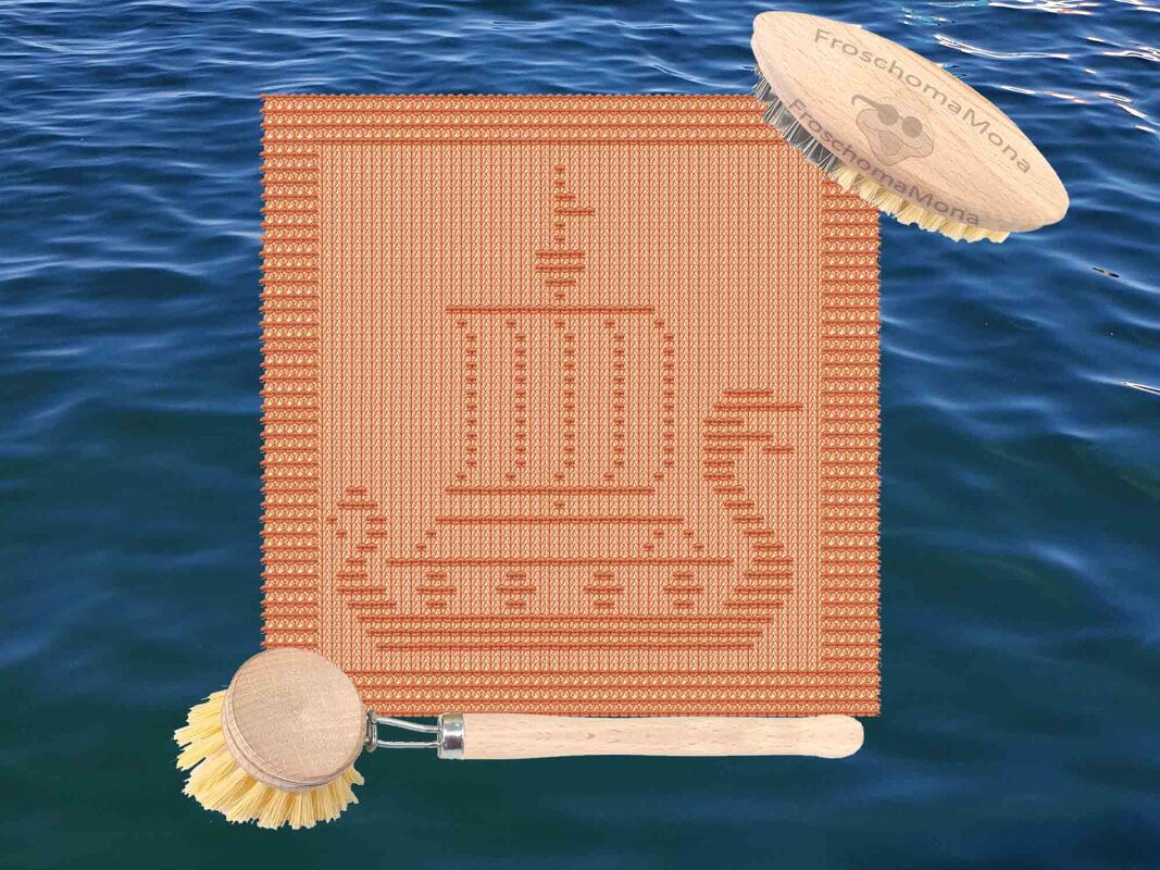 Oranges gestricktes quadratisches Tuch mit Schiffsmotiv und zwei Holzbürsten auf Wasserhintergrund