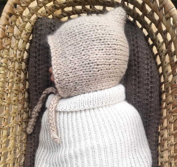 Baby hat knitting pattern / newborn Pixie bonnet / easy preemie hat