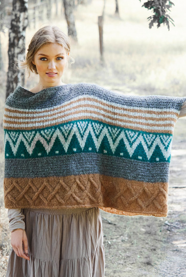 Breit gestreifter Poncho im Rauten-, Jacquard- und Reliefmuster gestrickt.