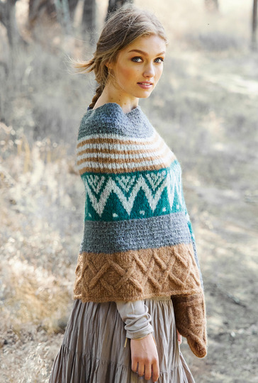 Breit gestreifter Poncho im Rauten-, Jacquard- und Reliefmuster gestrickt.