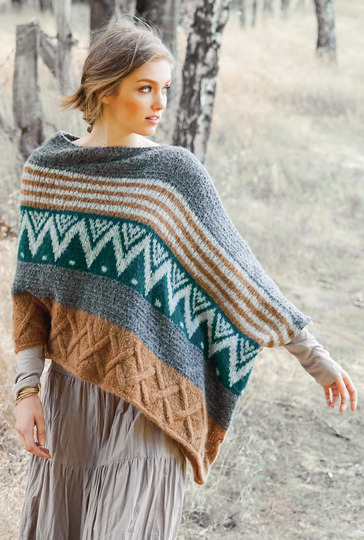 Breit gestreifter Poncho im Rauten-, Jacquard- und Reliefmuster gestrickt.