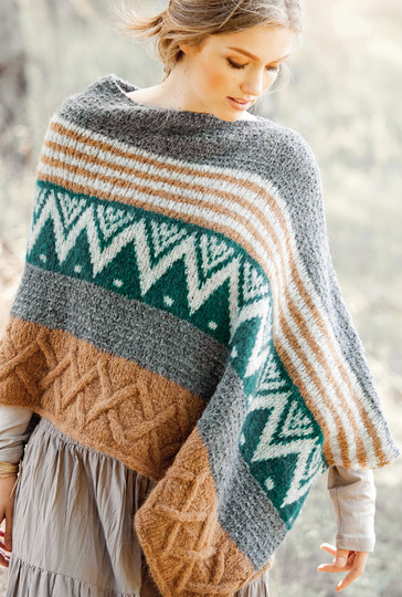 Breit gestreifter Poncho im Rauten-, Jacquard- und Reliefmuster gestrickt.