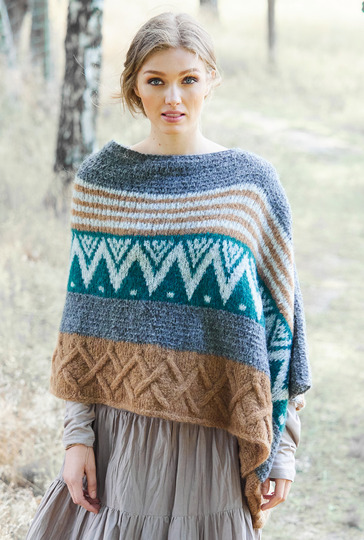 Breit gestreifter Poncho im Rauten-, Jacquard- und Reliefmuster gestrickt.