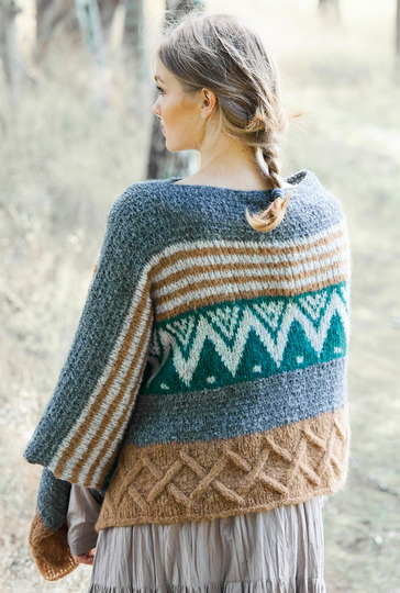 Breit gestreifter Poncho im Rauten-, Jacquard- und Reliefmuster gestrickt.