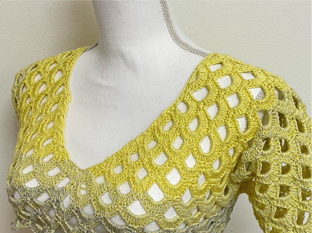 Leichter gehäkelter Sommerpullover mit Ajourmuster und V‑Ausschnitt, gelb verlaufend