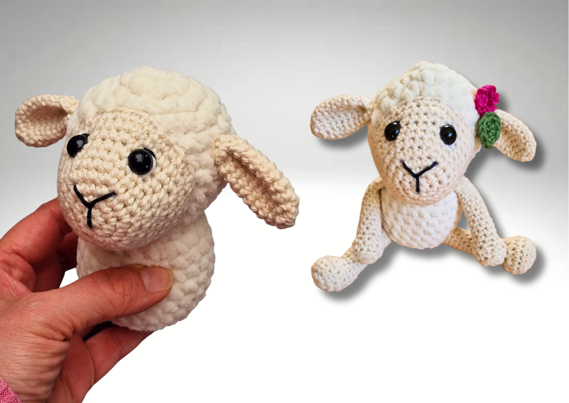 Zwei Ansichten eines gehäkelten Amigurumi-Schafs: links in einer Hand, rechts sitzend mit pinker Blume am Ohr.
