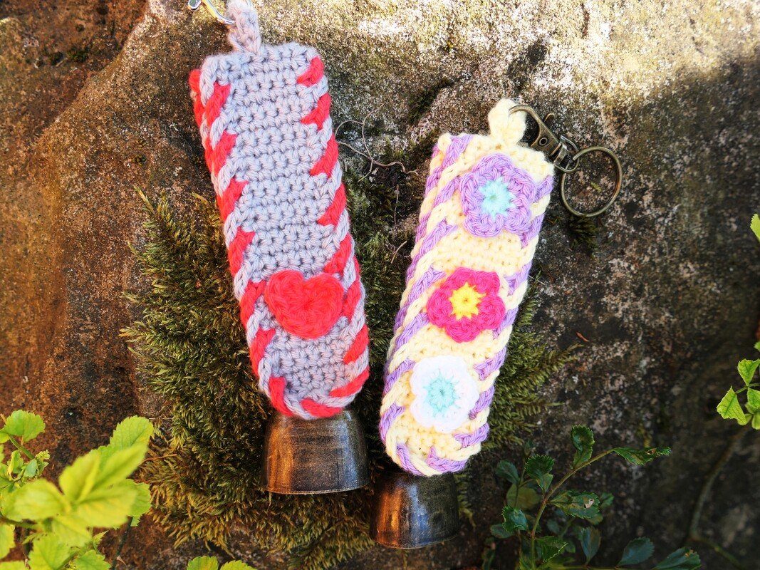 Häkelanleitung für einen süßen Anhänger mit einer kleinen Kuhglocke