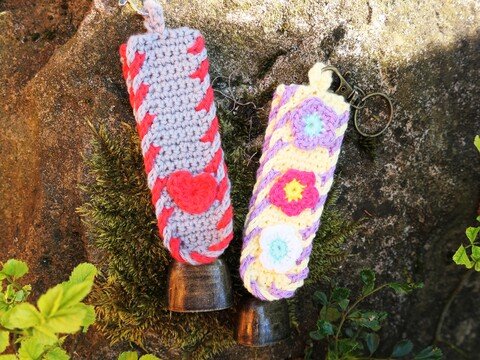 Häkelanleitung für einen süßen Anhänger mit einer kleinen Kuhglocke