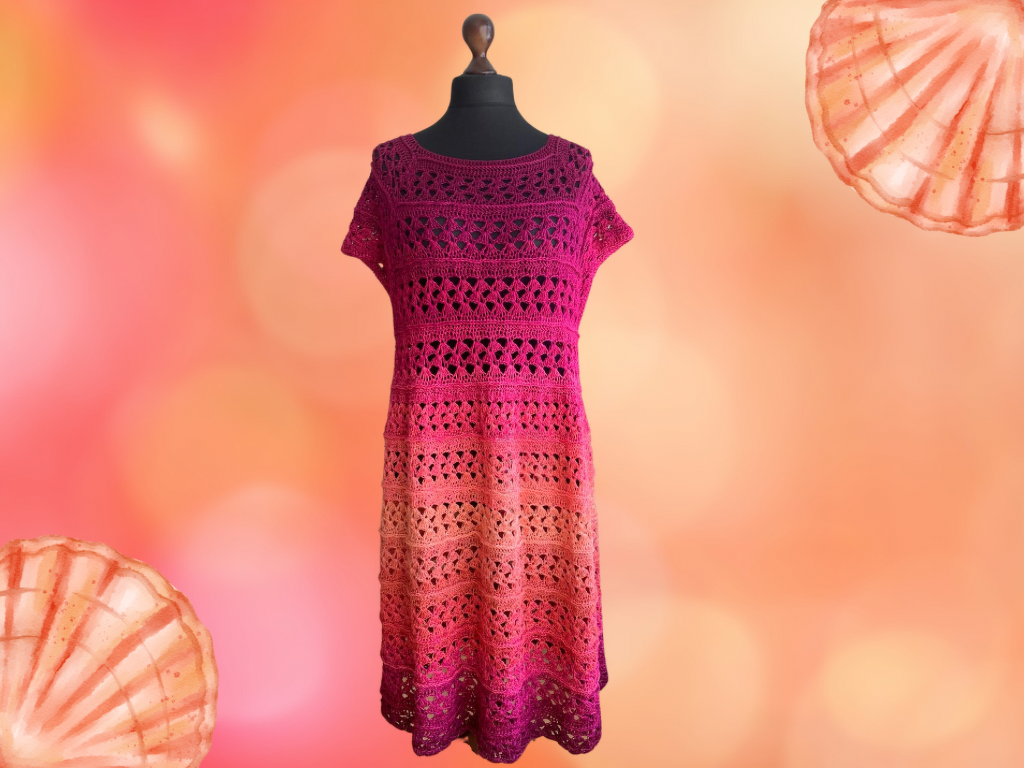 Gehäkeltes A‑Linien‑Kleid mit Pink‑Pfirsich Farbverlauf auf Schneiderpuppe, offene Maschenstreifen sichtbar