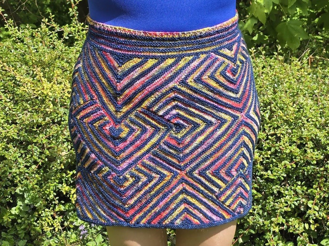Gestrickter kurzer Damenrock mit buntem, geometrischem diagonalen Streifenmuster
