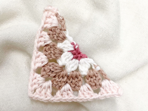 Häkelanleitung Halbes Granny Square „Daisy“ | Quadratisch