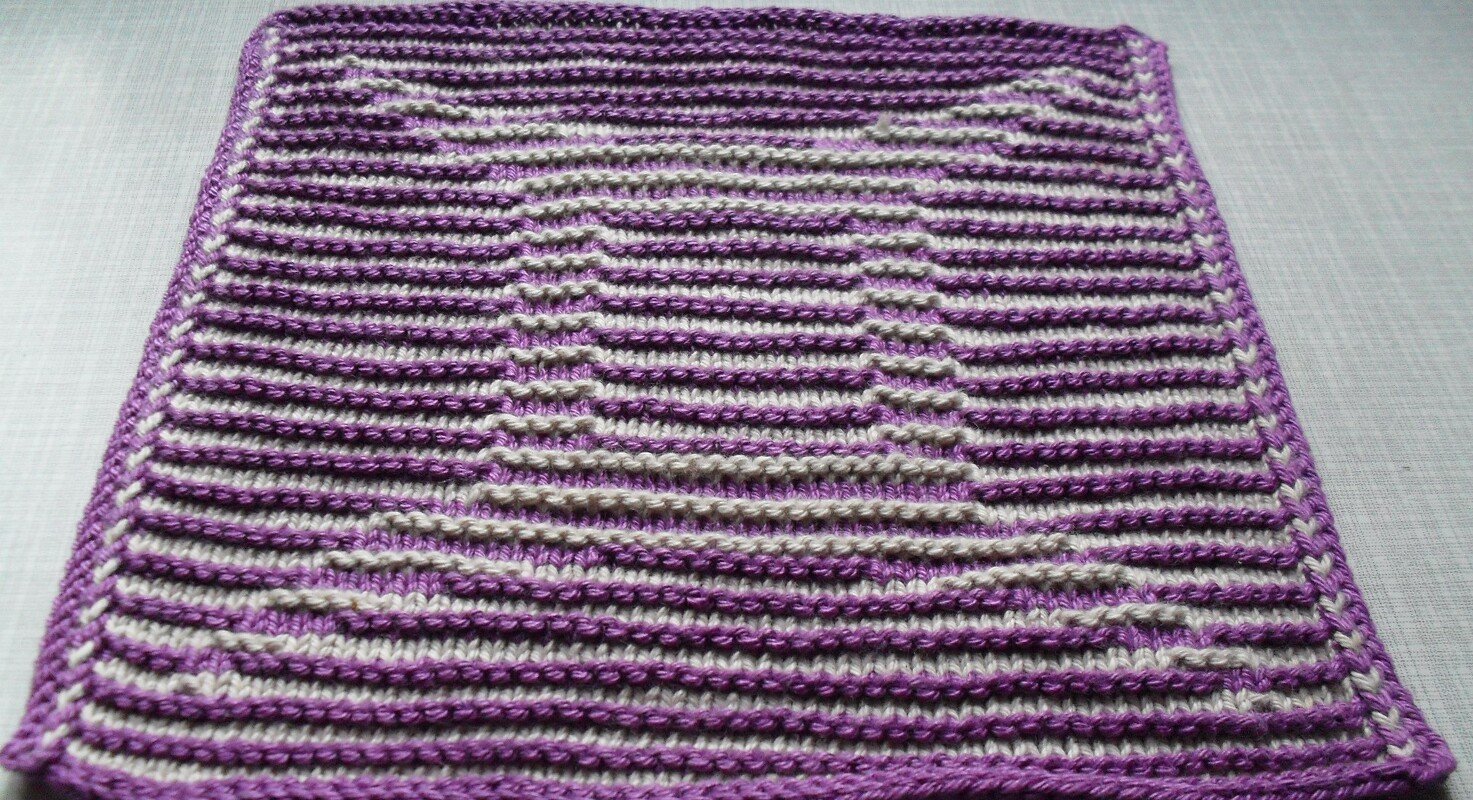 Strickprobe-Quadrat mit Krausrippenstreifen in Lila und Hellgrau und lila Einfassung