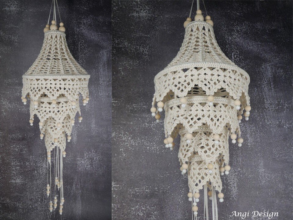 Hängender mehrstufiger gehäkelter Lampion in Beige mit Holzperlen vor dunklem Hintergrund