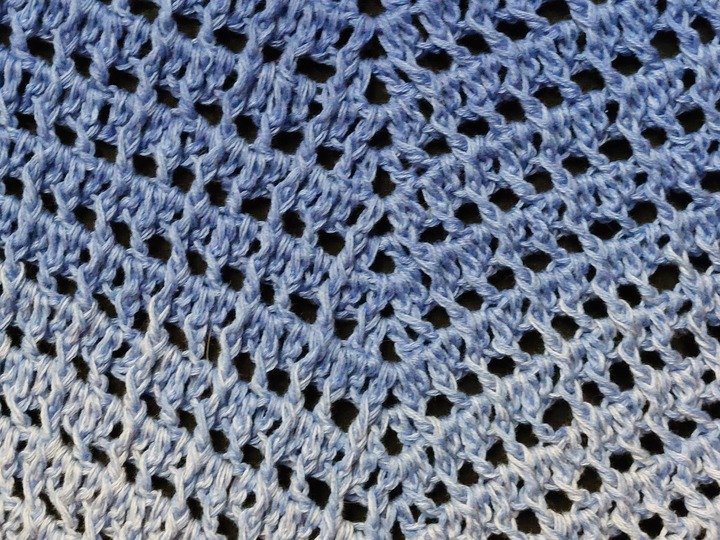 Flat triangular scarf „Eilea BE” – Crochet pattern