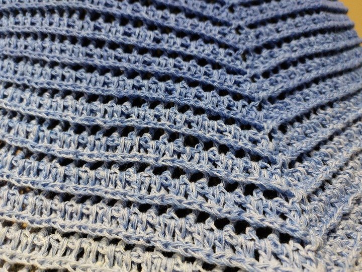 Flat triangular scarf „Eilea BE” – Crochet pattern