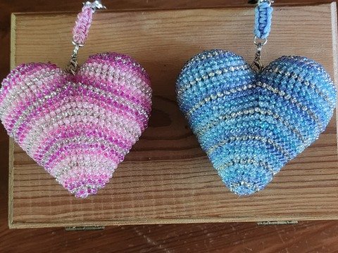Häkelanleitung für ein gestreiftes Herz mit Perlen als Schlüsselanhänger