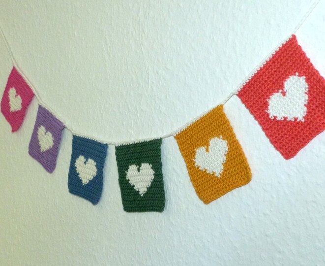Häkelanleitung für eine Fähnchengirlande mit 2 verschiedenen Motiven
