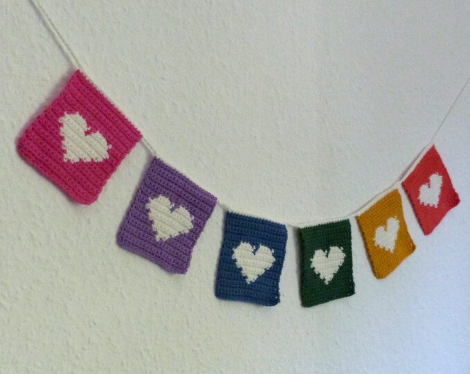 Häkelanleitung für eine Fähnchengirlande mit 2 verschiedenen Motiven