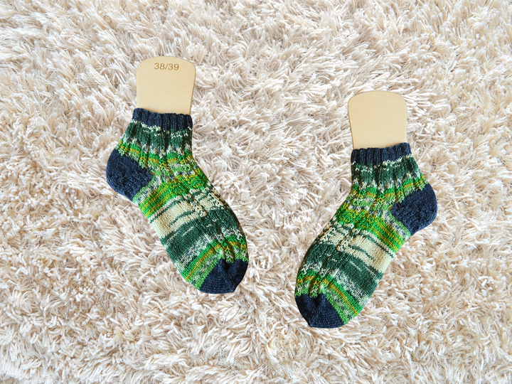 Masshigura: Knitting pattern for trendy toe-up socks