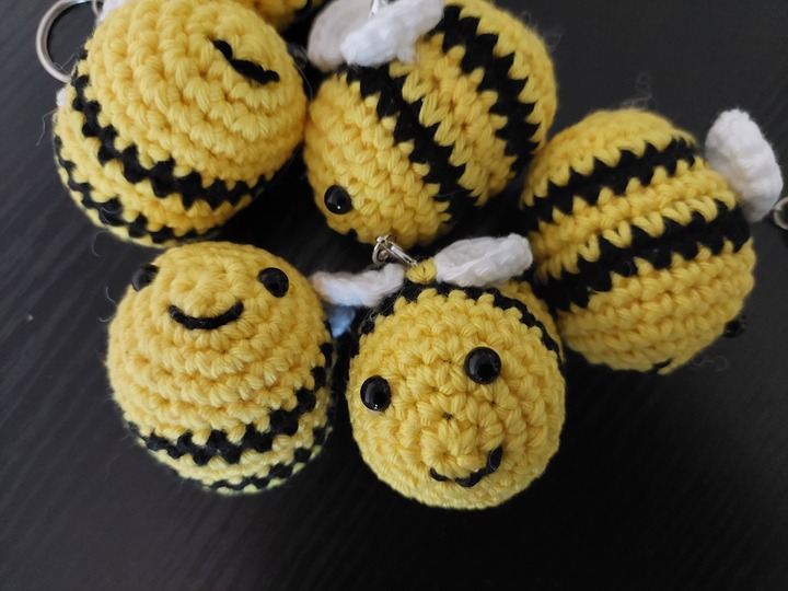 Häkelanleitung: Kleine Biene als Schlüsselanhänger