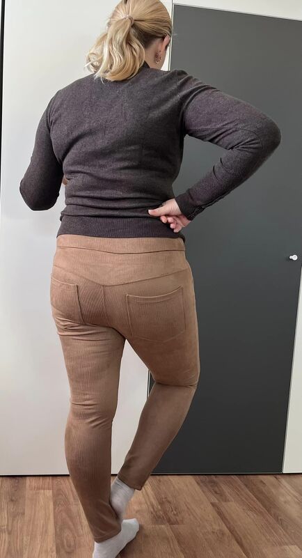 Rückansicht zeigt Leggins mit breitem Bund und zwei aufgesetzten Gesäßtaschen