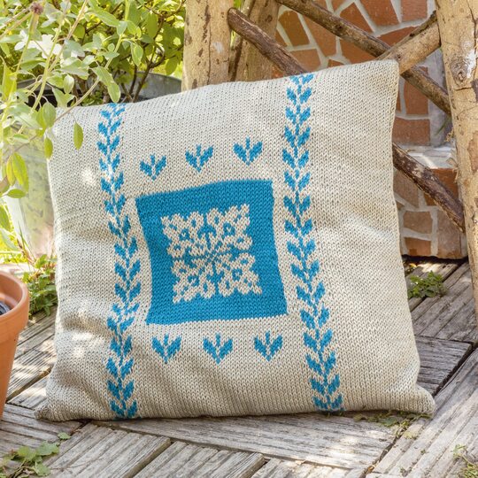 Decke mit Kissen mit Jacquardmusern