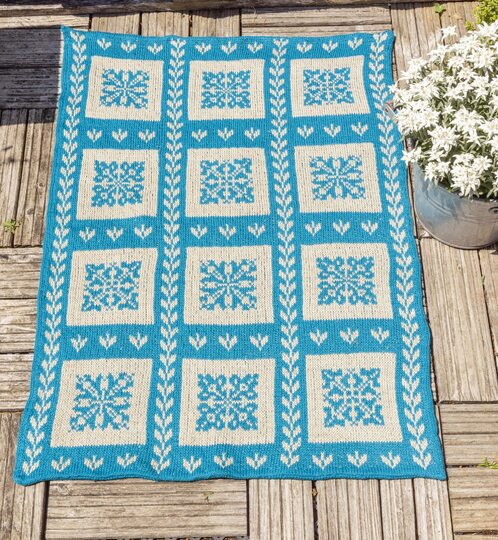 Decke mit Kissen mit Jacquardmusern