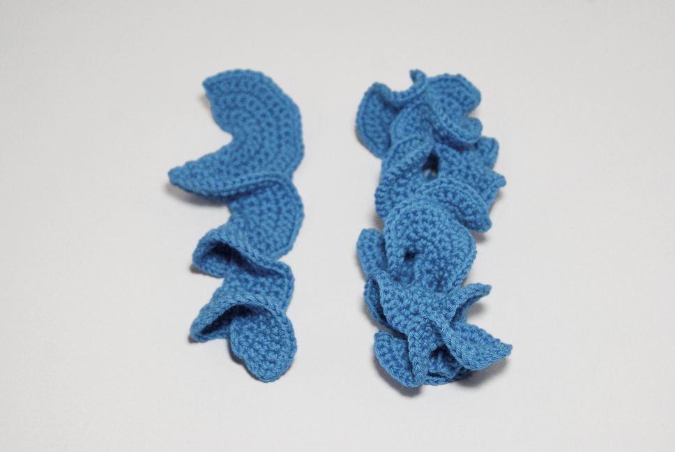 Vergleich zweier blauer Häkelrüschen: links flach, rechts dicht und voluminös