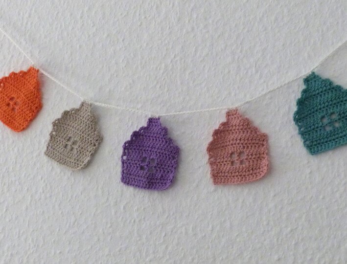 Häkelanleitung für eine dekorative Häuschen-Girlande