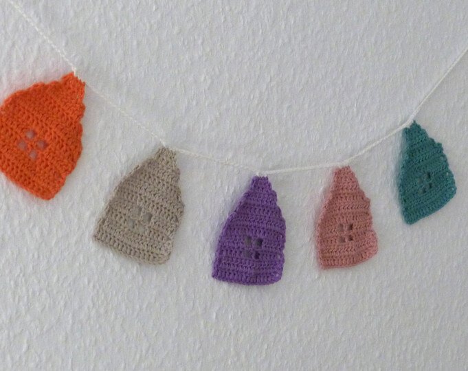 Häkelanleitung für eine dekorative Häuschen-Girlande