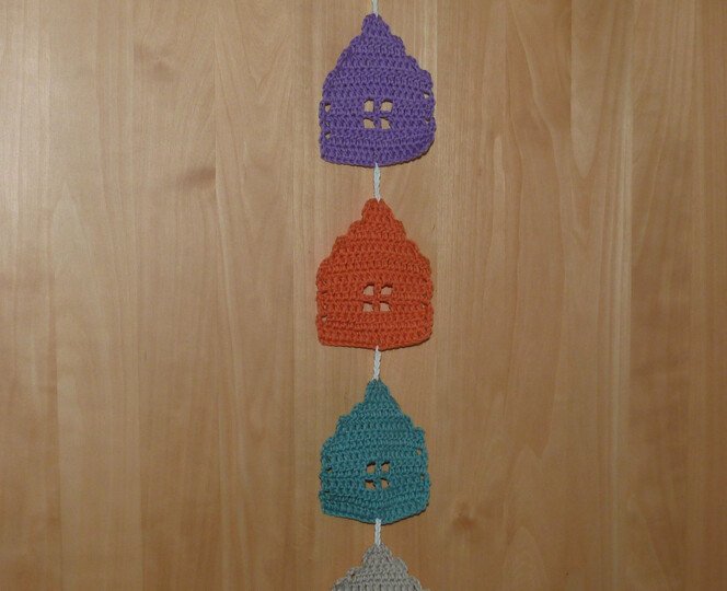 Häkelanleitung für eine dekorative Häuschen-Girlande