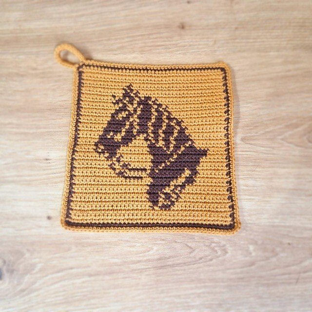 Quadratischer gehäkelter Topflappen in Senfgelb mit braunem Zebrakopf und Schlaufe