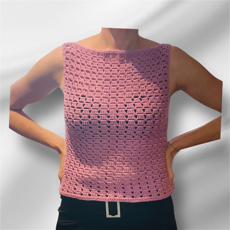 Person trägt ein rosa gehäkeltes Damen-Top mit weitem Bootshalsausschnitt und feinem Lochmuster.