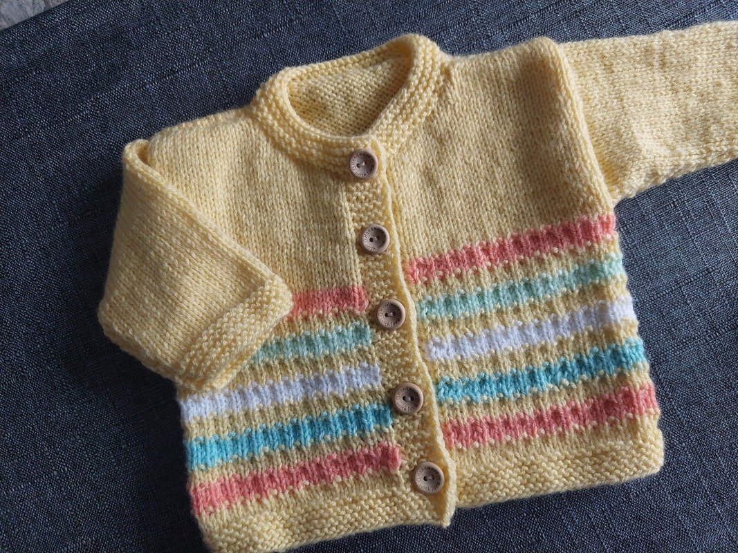 Gelbe gestrickte Babyjacke mit bunten Streifen, Knopfleiste und Holzknöpfen
