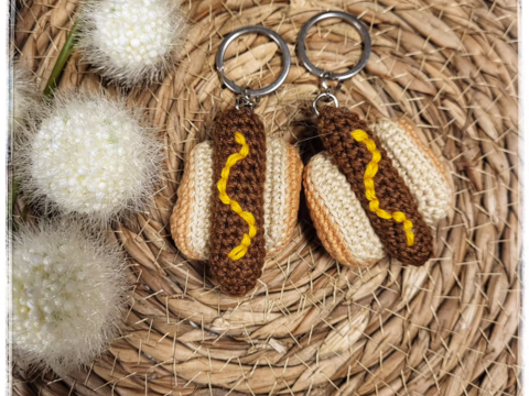 Häkelanleitung - Amigurumi Schlüsselanhänger Thüringer Bratwurst