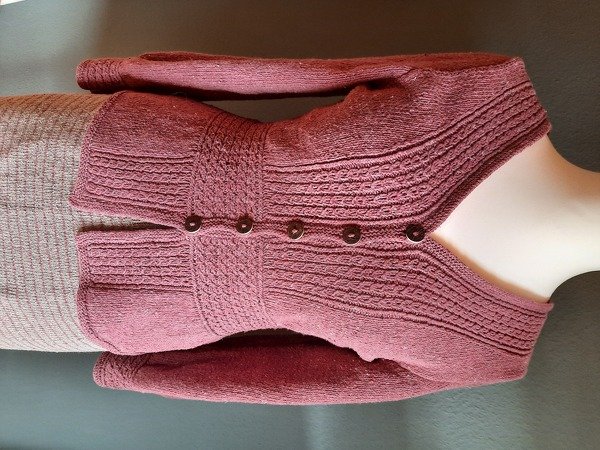 Mauvefarbener Damen-Cardigan mit Rippen- und Korbgeflechtmuster und Knopfleiste, frontal an einer Büste