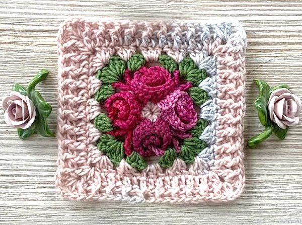 Romantisches Granny BELLAROSÈ mit 4 Röschen Grannysquare