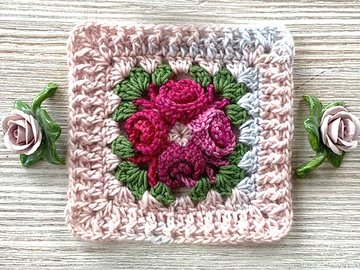 Romantisches Granny BELLAROSÈ mit 4 Röschen Grannysquare