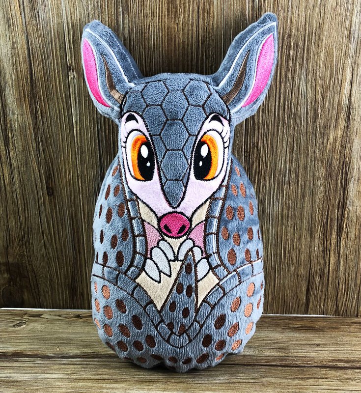 Stickdatei ITH Gürteltier Schorsch für Rahmen 20×30cm, Maschinenstickdatei