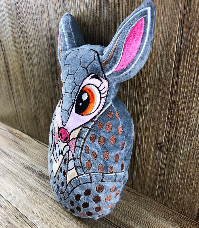 ITH-Plüschfigur aus Stickerei mit applizierten Punkten und großem gesticktem Auge