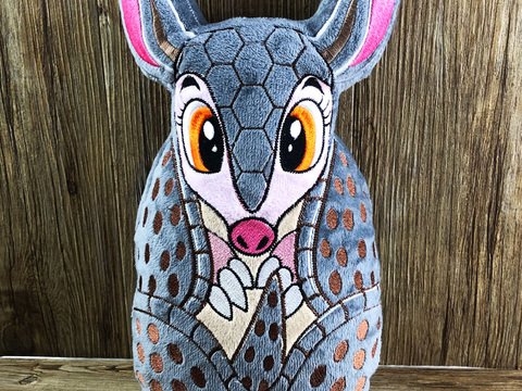 Stickdatei ITH Gürteltier Schorsch für Rahmen 20×30cm, Maschinenstickdatei