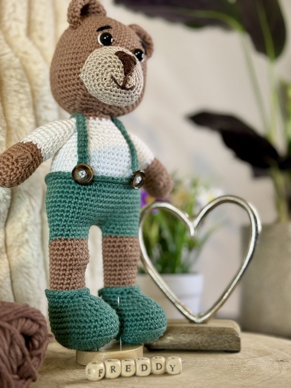Häkelanleitung PDF Bärchen Freddy, ein liebevoll gestaltetes Amigurumi
