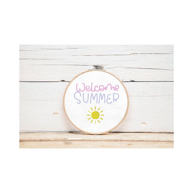 Runder Stickrahmen mit besticktem Text 'Welcome SUMMER' in Pastellfarben und gelber Sonne vor hellem Holz