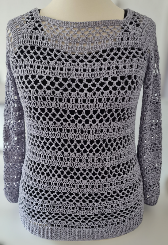 Gehäkelter Pullover mit horizontalen Lochreihen und geripptem Saum