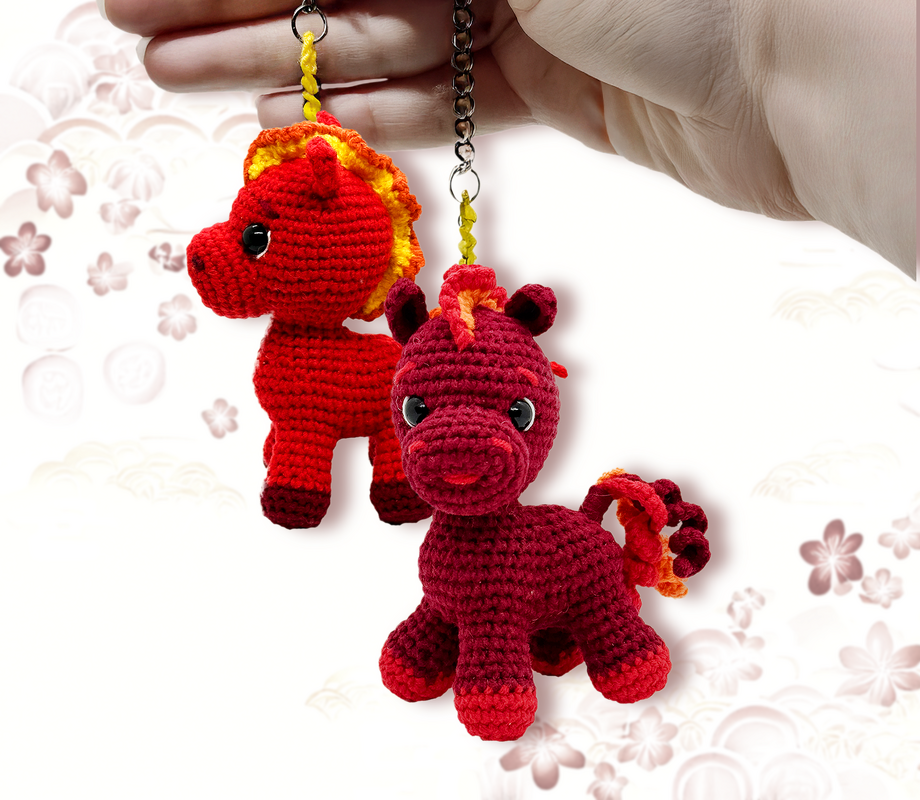 Feuriger Fohlen-Amigurumi-Schlüsselanhänger.Rotes Pferd.Häkelanleitung PDF.